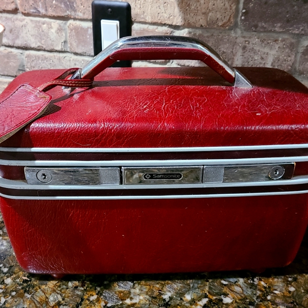 Vintage Samsonite silhouette travel train makeup case with pop up mirror.